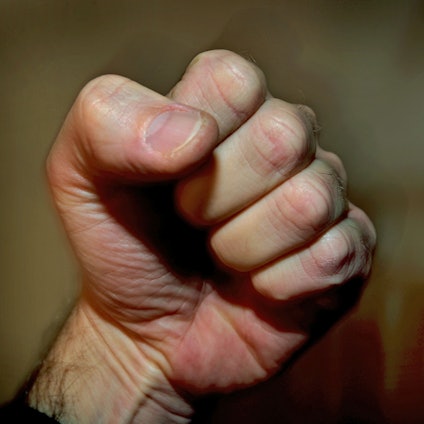 Eine geballte Männerfaust