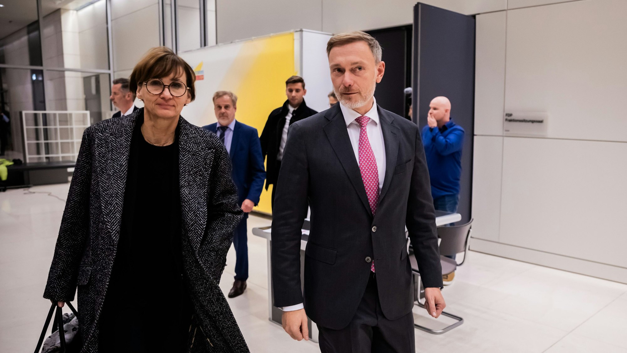 Christian Lindner (FDP) verlässt mit Bettina Stark-Watzinger (FDP), Bundesministerin für Bildung und Forschung, nach einem Fraktionstreffen in Folge seiner Entlassung durch den Bundeskanzler den Fraktionssitzungssaal.