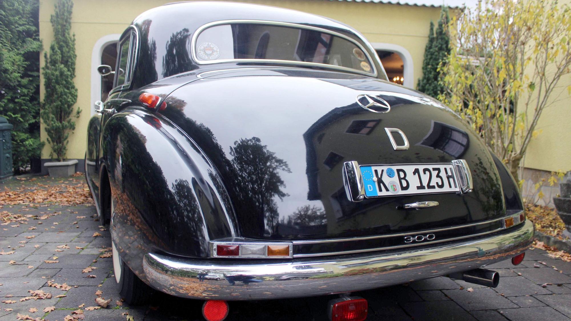 Der Mercedes 300 war wuchtig und elegant zugleich. Geschwungene Linien kennzeichneten auch die Heckpartie.