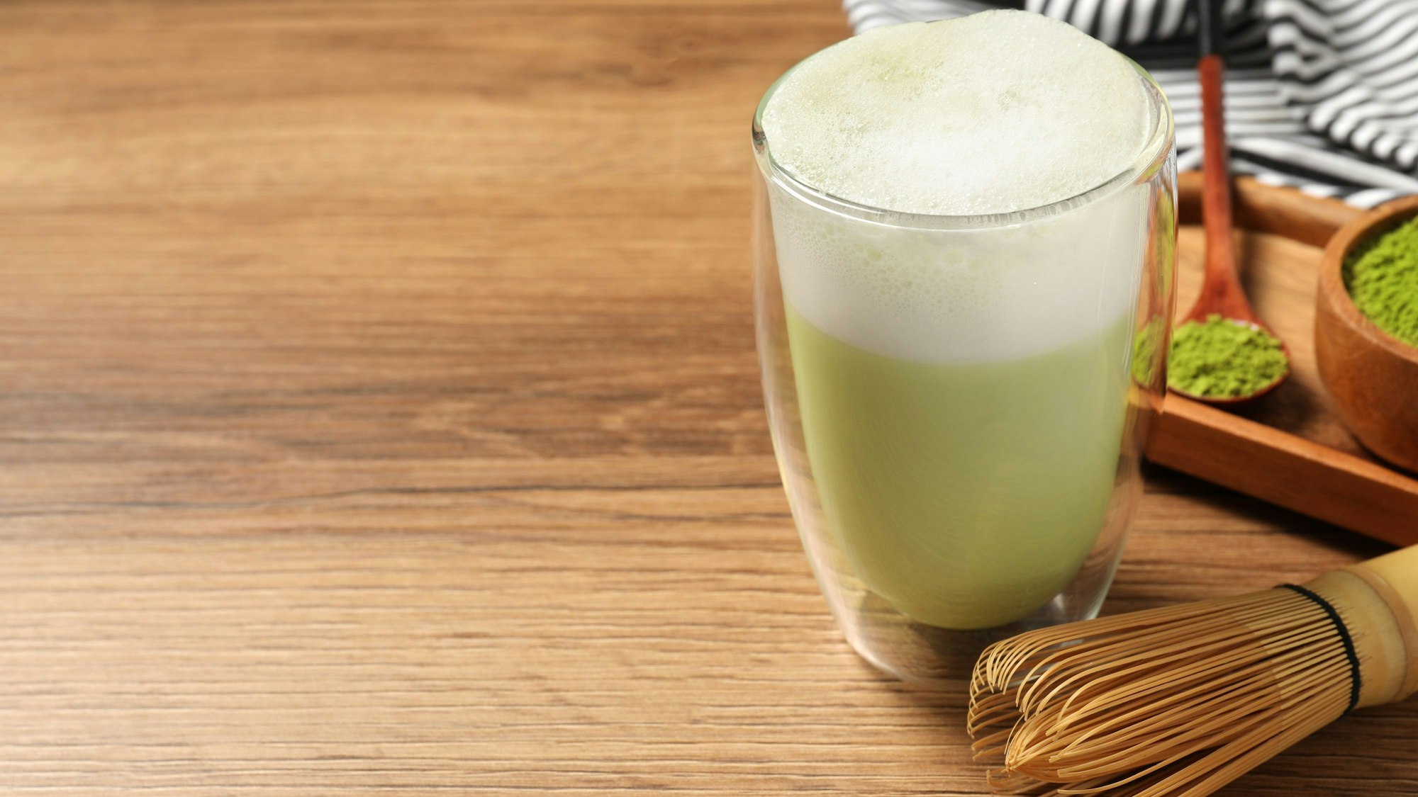 Ein Matcha Latte mit Zubehör.