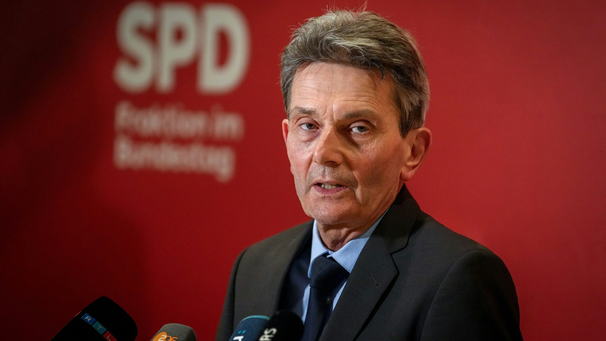 Rolf Mützenich, Vorsitzender der SPD-Bundestagsfraktion, gibt nach der Entlassung des Bundesfinanzministers nach der Sonder-Fraktionssitzung seiner Partei ein Pressestatement.