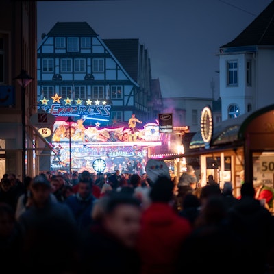 Menschen laufen über die Allerheiligenkirmes in der Altstadt.