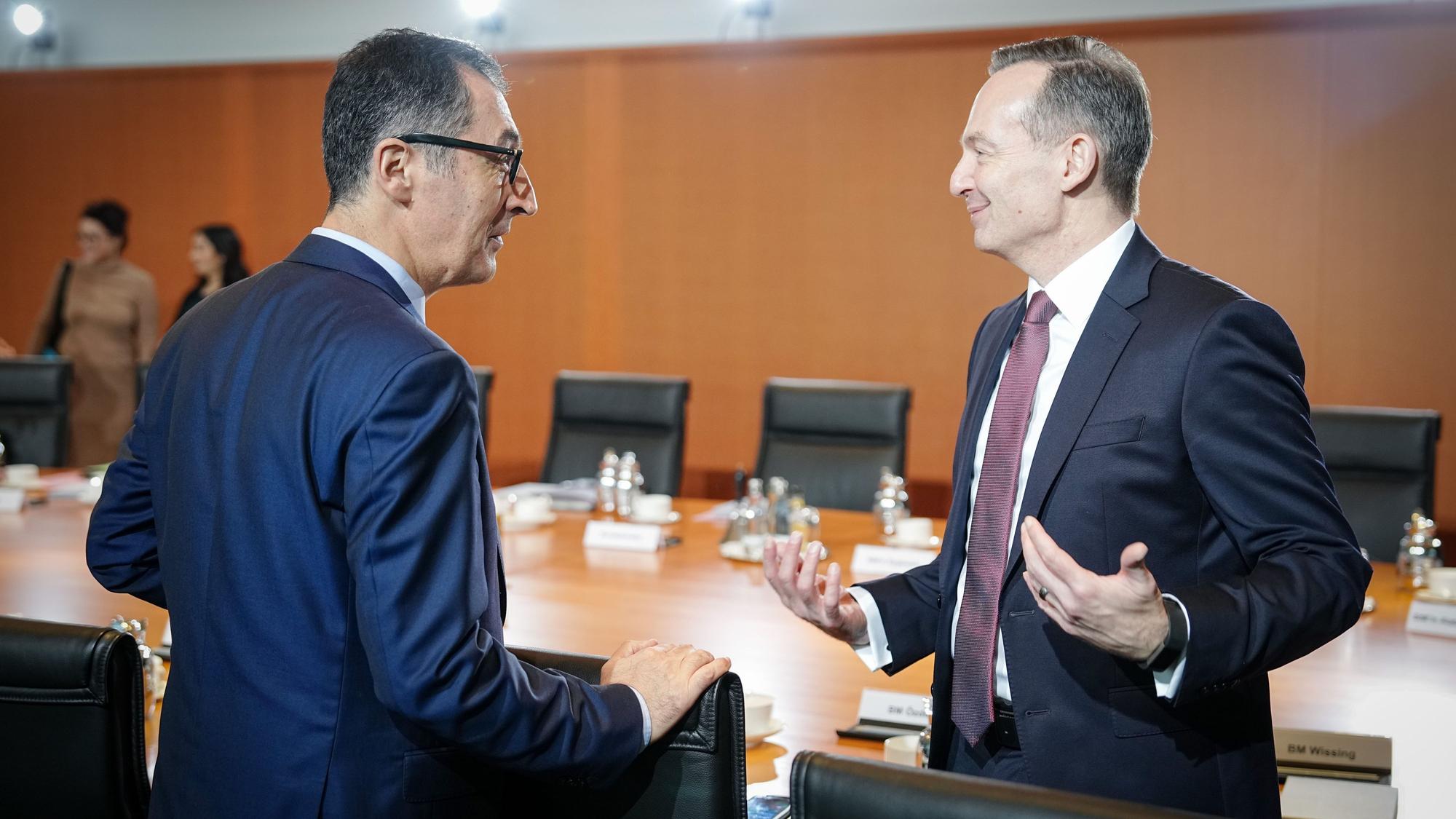 ARCHIV - 21.12.2022, Berlin: Volker Wissing (FDP), Bundesminister für Verkehr und Digitales, und Cem Özdemir (l, Bündnis 90/Die Grünen), Bundesminister für Ernährung und Landwirtschaft, nehmen an der Sitzung des Bundeskabinetts teil. (zu dpa: «Wissing übernimmt Justizressort - Özdemir Bildung») Foto: Kay Nietfeld/dpa +++ dpa-Bildfunk +++
