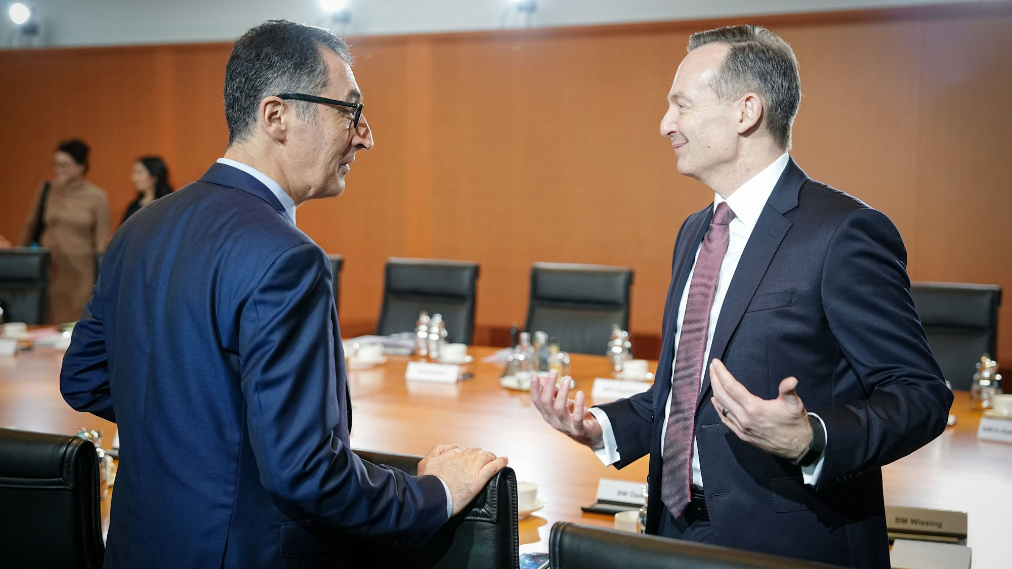 ARCHIV - 21.12.2022, Berlin: Volker Wissing (FDP), Bundesminister für Verkehr und Digitales, und Cem  Özdemir (l, Bündnis 90/Die Grünen), Bundesminister für Ernährung und Landwirtschaft, nehmen an der Sitzung des Bundeskabinetts teil. (zu dpa: «Wissing übernimmt Justizressort - Özdemir Bildung») Foto: Kay Nietfeld/dpa +++ dpa-Bildfunk +++