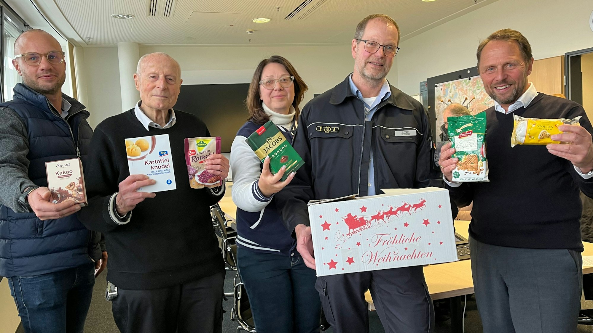 Markus Herbring von Metro, Adolf Staffe von der „Tafel“, Annett Stecklina, Klaus Rainer Voos vom THW und Uwe Richrath freuen sich auf die Weihnachtspaketaktion.