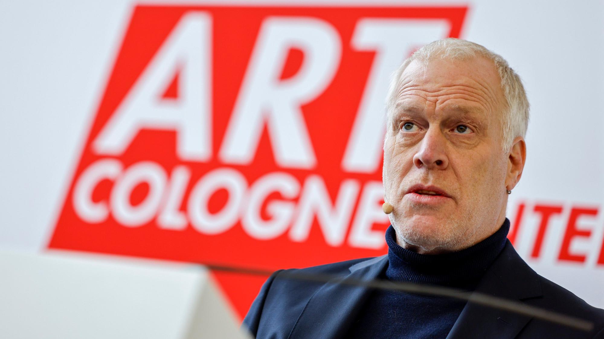 07.11.2024, Nordrhein-Westfalen, Köln: Daniel Hug, Direktor der Art Cologne, eröffnet die Kunstmesse. In Köln beginnt die Art Cologne, die älteste Kunstmesse der Welt und Shoppingmeile für kunstfidele Großverdiener. (zu dpa: ««Es gibt immer Krisen»: Kunstmesse Art Cologne beginnt») Foto: Thomas Banneyer/dpa +++ dpa-Bildfunk +++