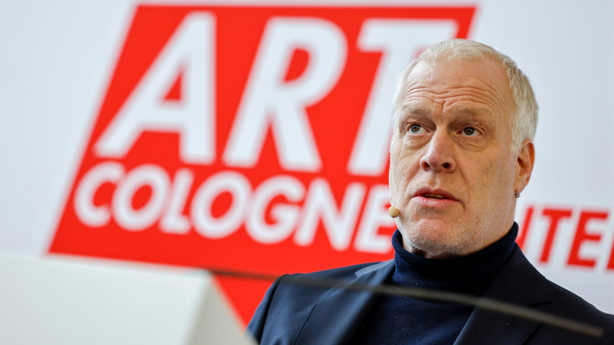 07.11.2024, Nordrhein-Westfalen, Köln: Daniel Hug, Direktor der Art Cologne, eröffnet die Kunstmesse. In Köln beginnt die Art Cologne, die älteste Kunstmesse der Welt und Shoppingmeile für kunstfidele Großverdiener. (zu dpa: ««Es gibt immer Krisen»: Kunstmesse Art Cologne beginnt») Foto: Thomas Banneyer/dpa +++ dpa-Bildfunk +++