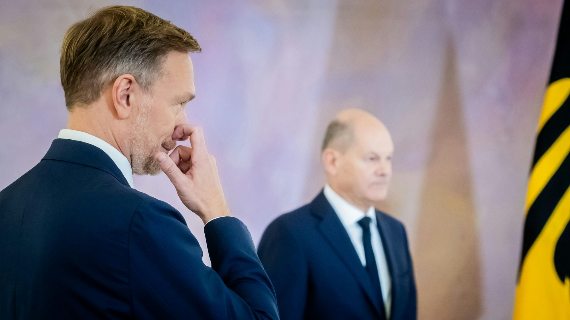 Christian Lindner (/FDP), ehemaliger Bundesminister der Finanzen, steht im Schloss Bellevue neben Bundeskanzler Olaf Scholz (SPD).