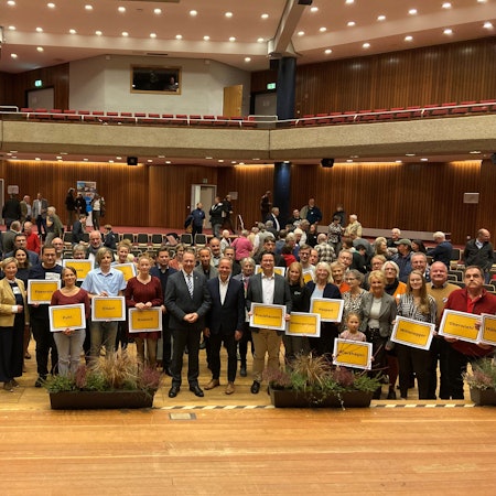 Gruppenfoto bei der Siegerehrung des Dorfwettbewerbs, zu sehen sind die Vertreter der 21 Dörfer mit den Vertretern des Kreises und der Jury im Lindlarer Kulturzentrum.