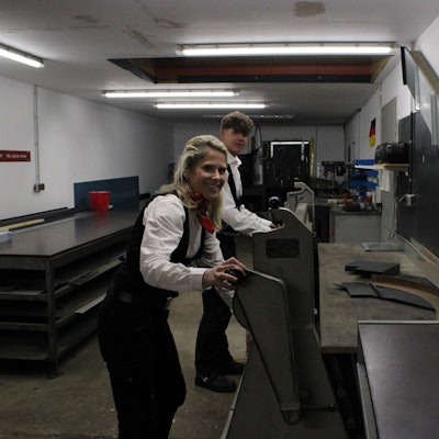 Anna-Sophia Sahm steht mit ihrem Auszubildenden Lucas Jonen in der Werkstatt von Sahm Bedachungen.