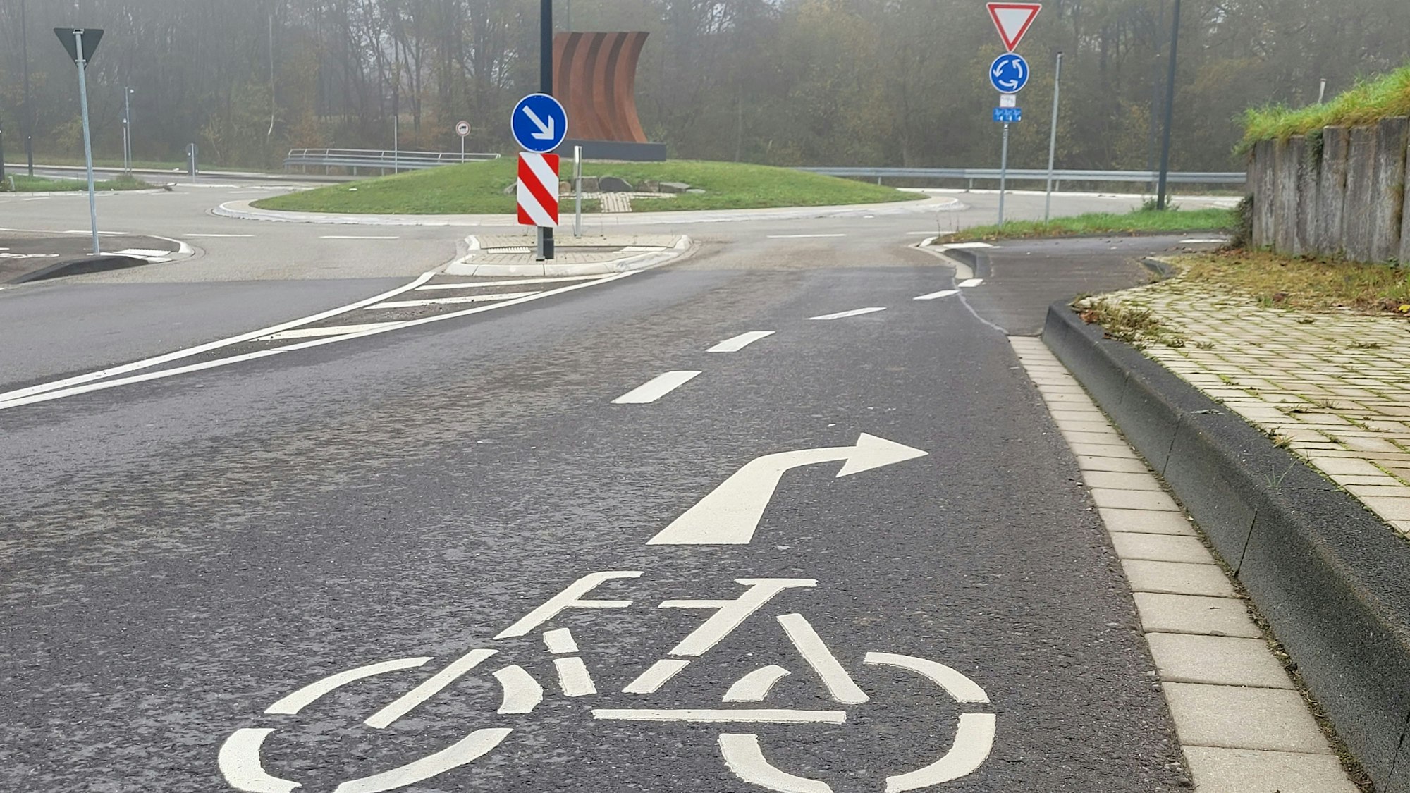 Das Gewerbegebiet Boxberg in Waldbröl-Hermesdorf soll auch nun auch mit dem Fahrrad sicher erreichbar sein. Ab dem Kreisverkehr zur Industriestraße gibt es nun einen neuen Rad- und Gehweg hinauf nach Biebelshof.