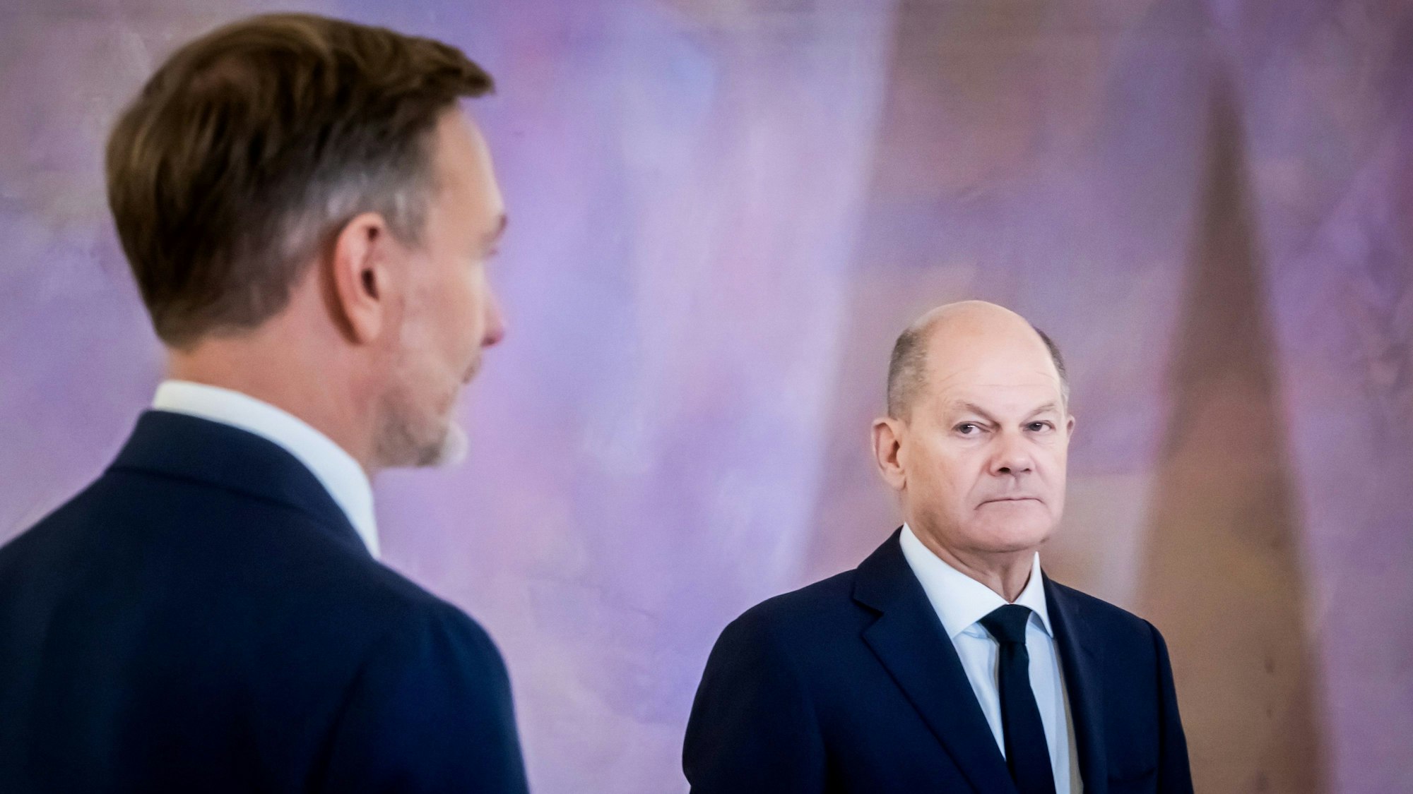 Bundeskanzler Olaf Scholz (SPD) schaut auf Christian Lindner (FDP), ehemaliger Bundesminister der Finanzen.
