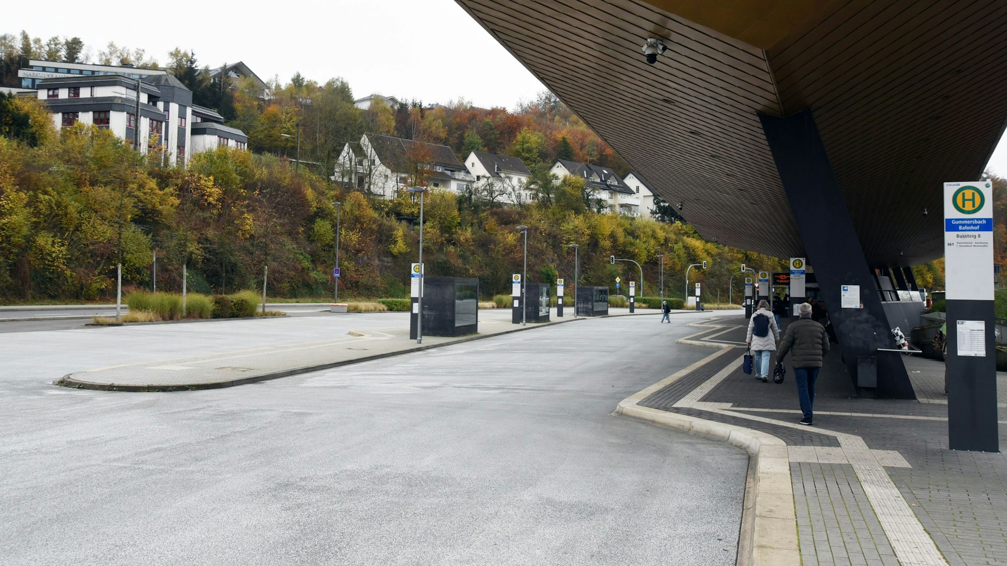 Leerer Busbahnhof in Gummersbach.