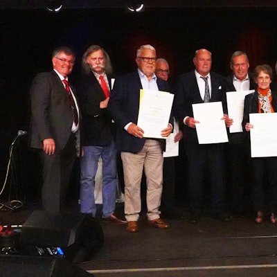 Das Foto zeigt Landwirtinnen und Landwirte auf der Bühne.