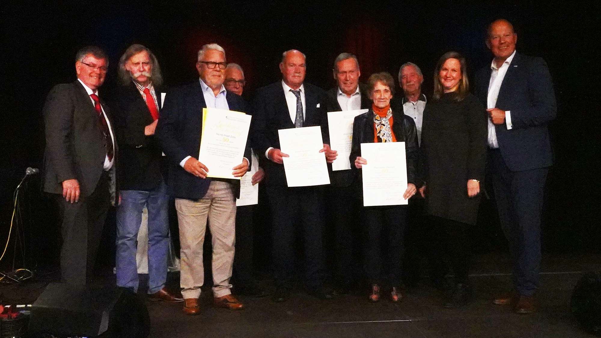 Das Foto zeigt Landwirtinnen und Landwirte auf der Bühne.