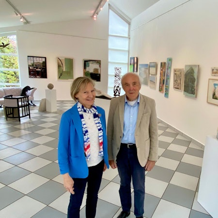 Die Zehnders stehen in ihrem Galerieraum, in dem Bilder und Skulpturen zu sehen sind.