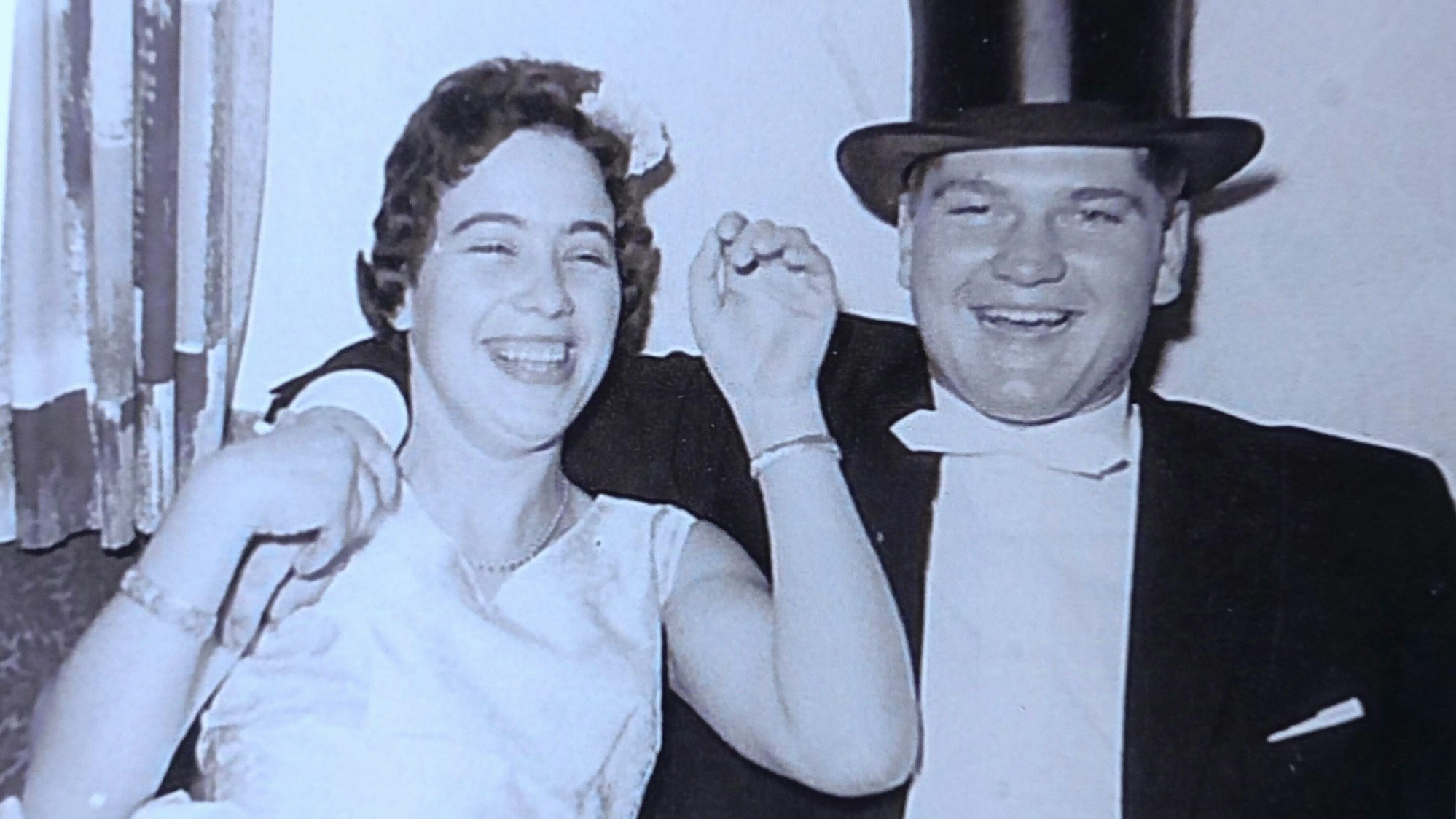 Das Bild zeigt eine Reproduktion eines alten Hochzeitsfotos mit dem Ehepaar.