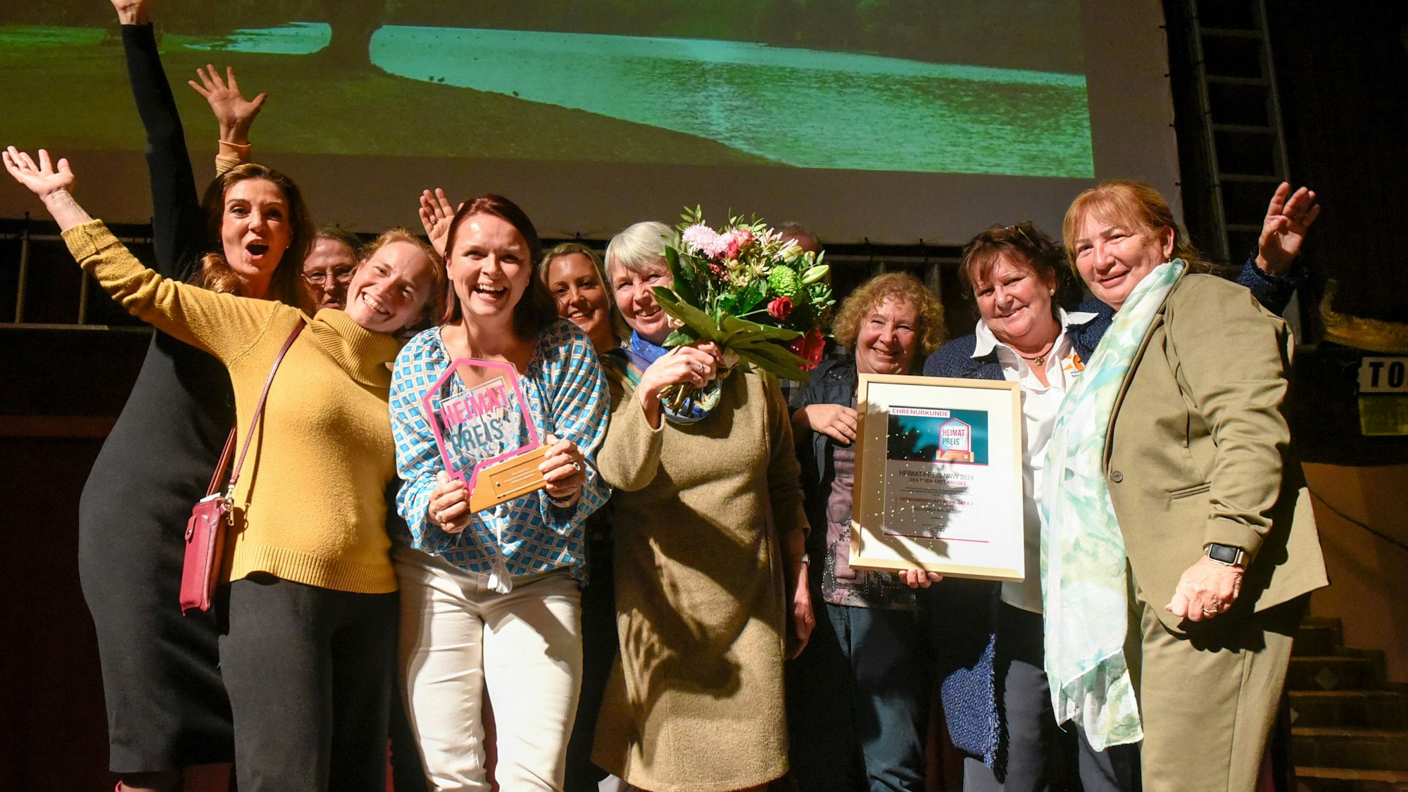 Das Foto zeigt jubelnde Frauen.