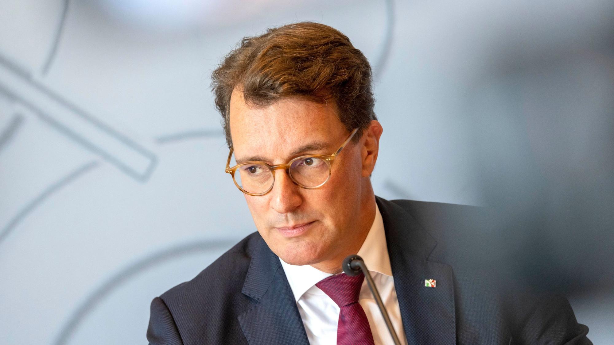 Hendrik Wüst (CDU), Ministerpräsident von Nordrhein-Westfalen, will den Prozess bei Ford eng begleiten. (Archivbild)