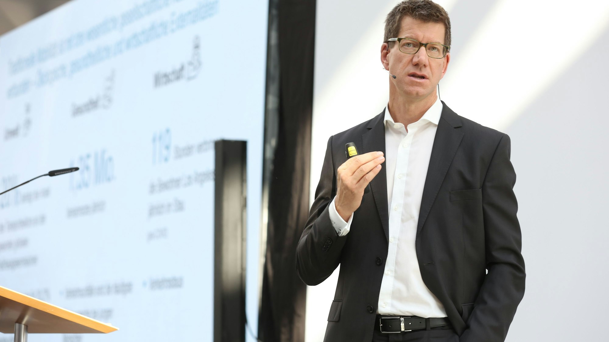 Wolfgang Ketter spricht auf der Bühne.