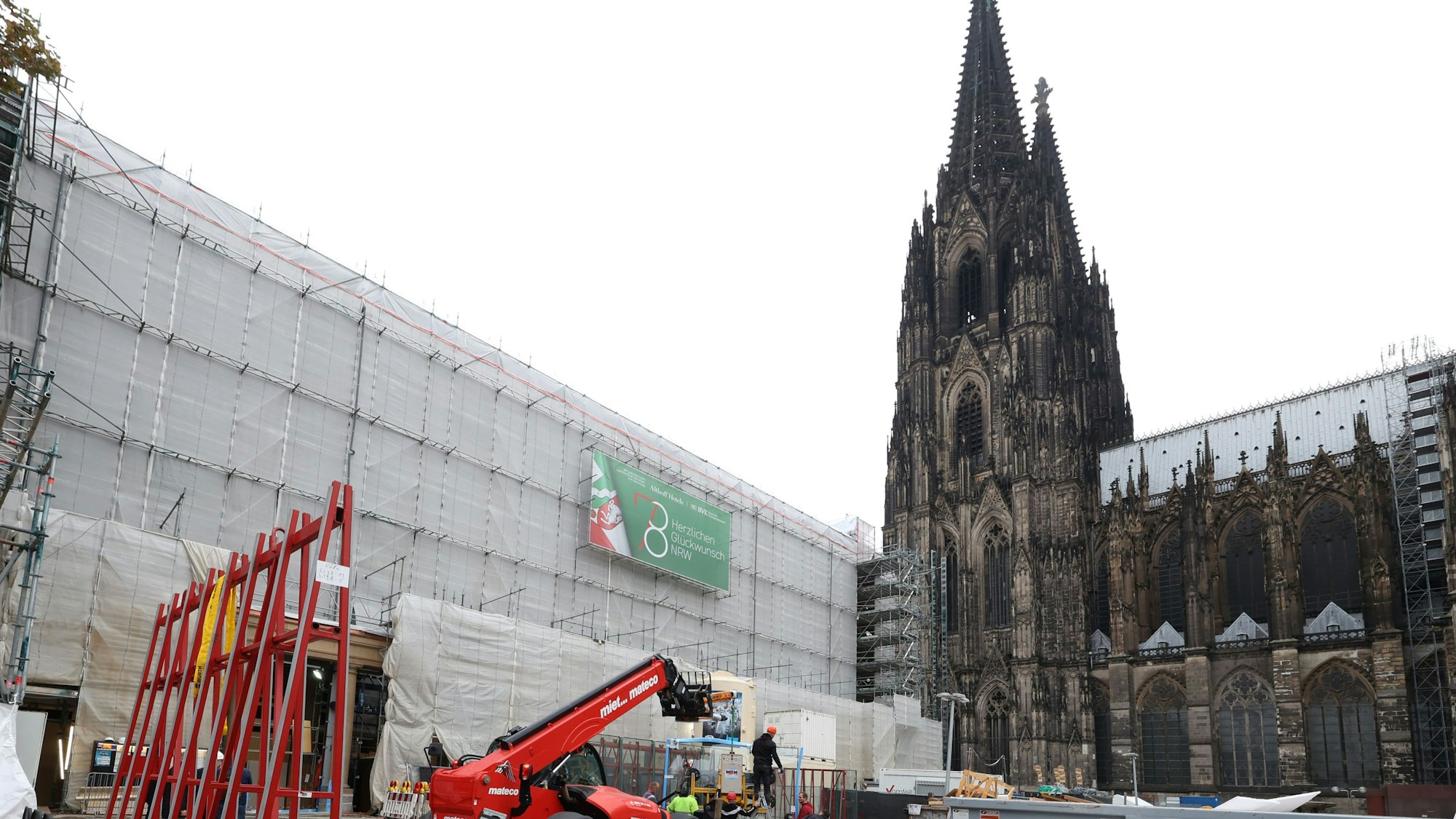 Seit Jahren ist das Dom-Hotel eingerüstet.
