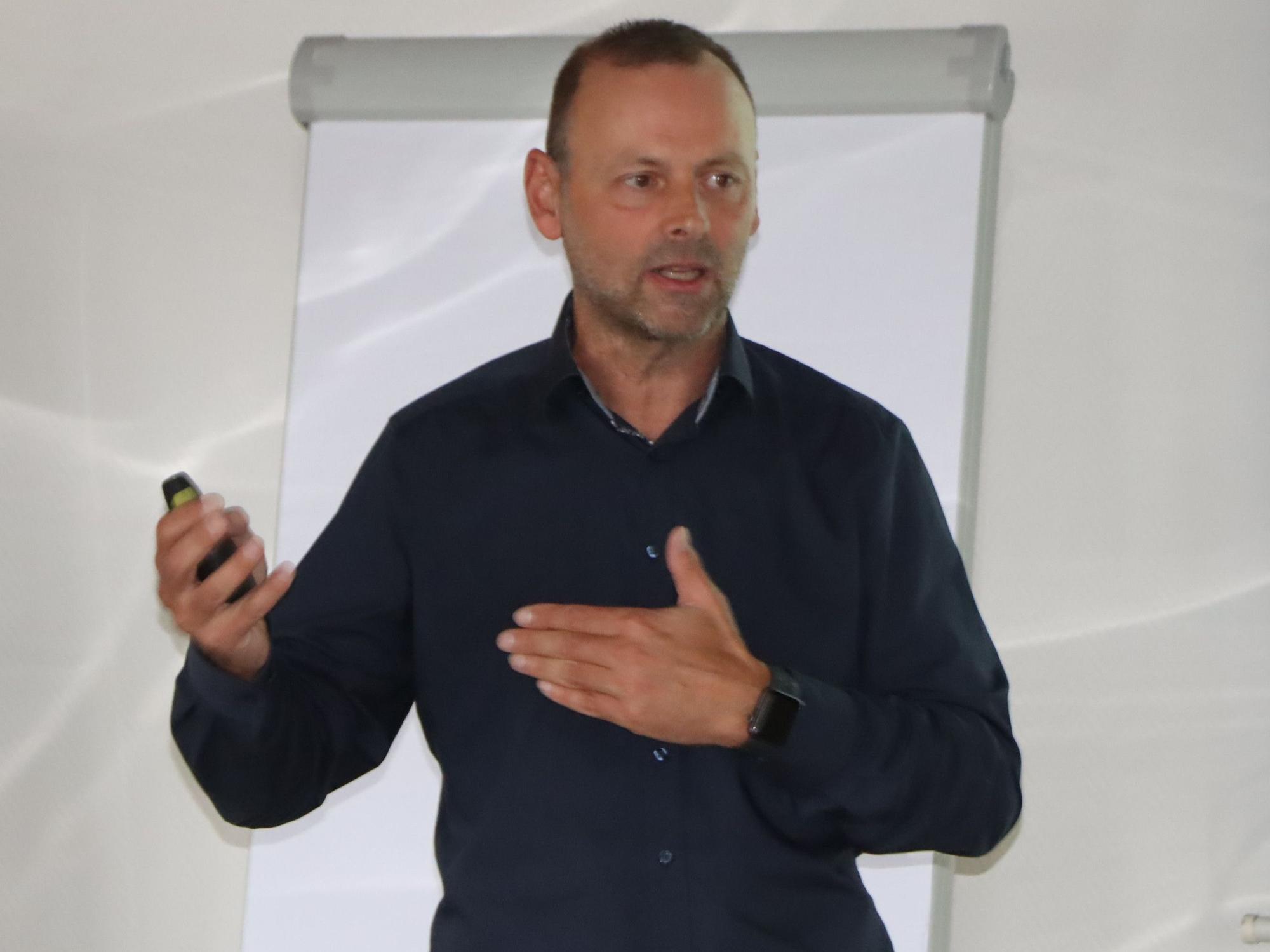 Das Bild zeigt Guido Kümpel beim Vortrag