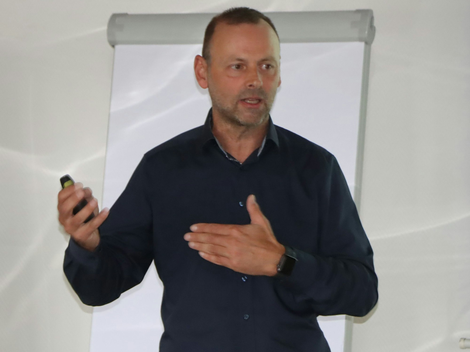 Das Bild zeigt Guido Kümpel beim Vortrag