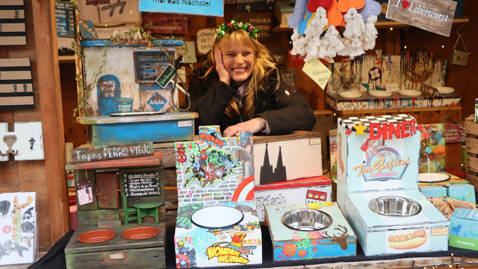 Zu sehen ist ein Verkaufsstand, an dem Futternäpfe angeboten werden.