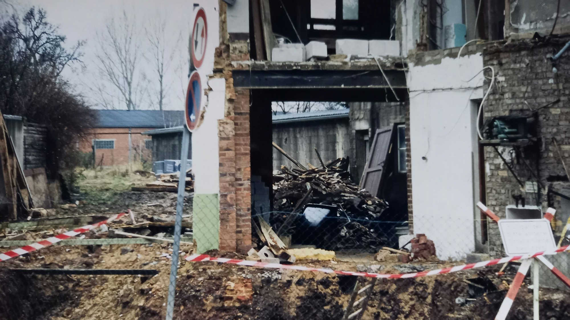 Vom Haus stehen nur noch die Außenmauern, davor liegt Schutt.