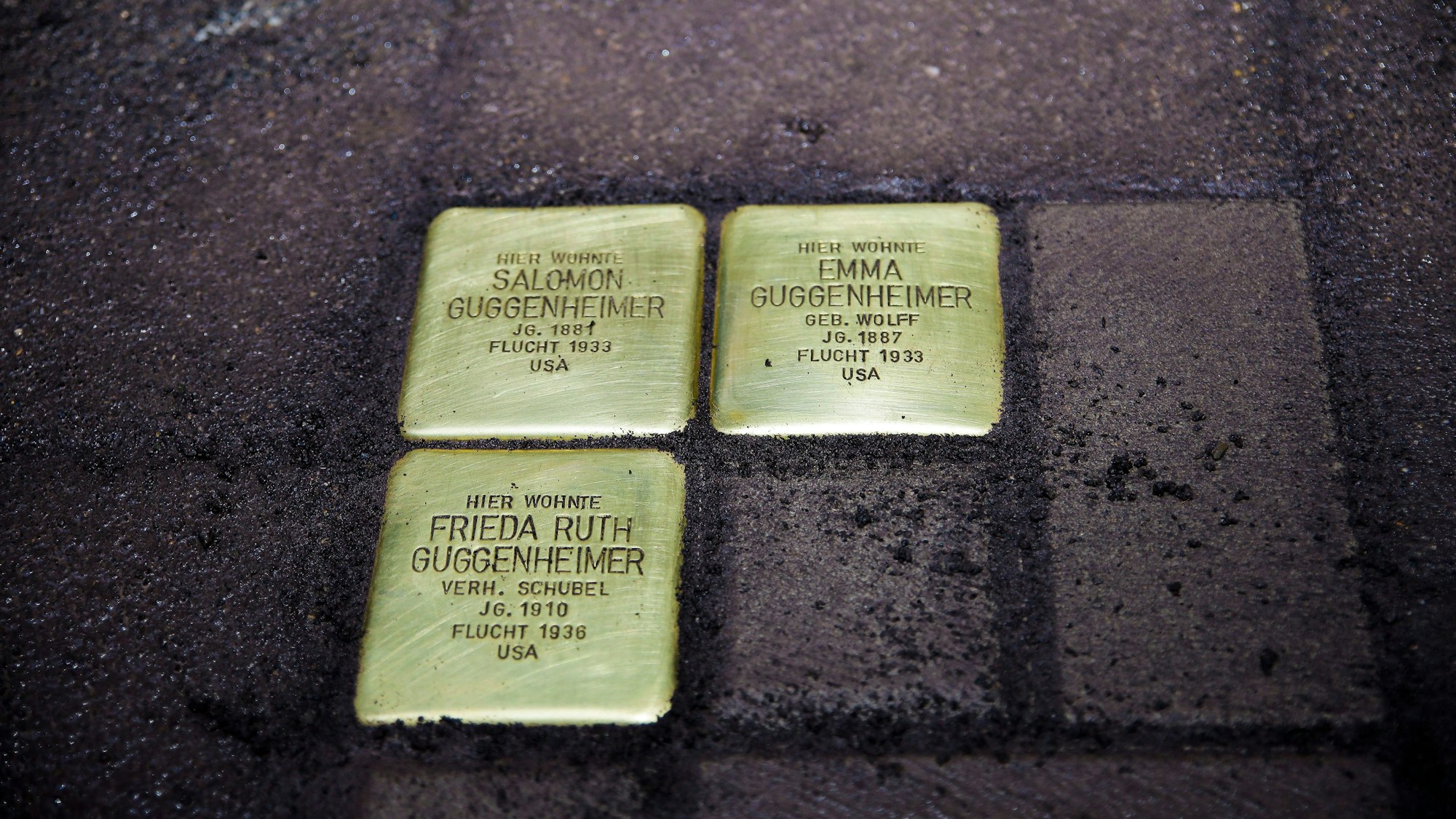 Verlegung von Stolpersteinen im Gedenken an Salomon und Emma Guggenheimer und deren Kinder von den Kölsche Kippa Köpp in der Maternusstraße 5 in der Südstadt.
