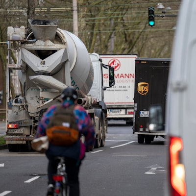 Mehrere Fahrzeuge und ein Radfahrer fahren über die Luxemburger Straße.