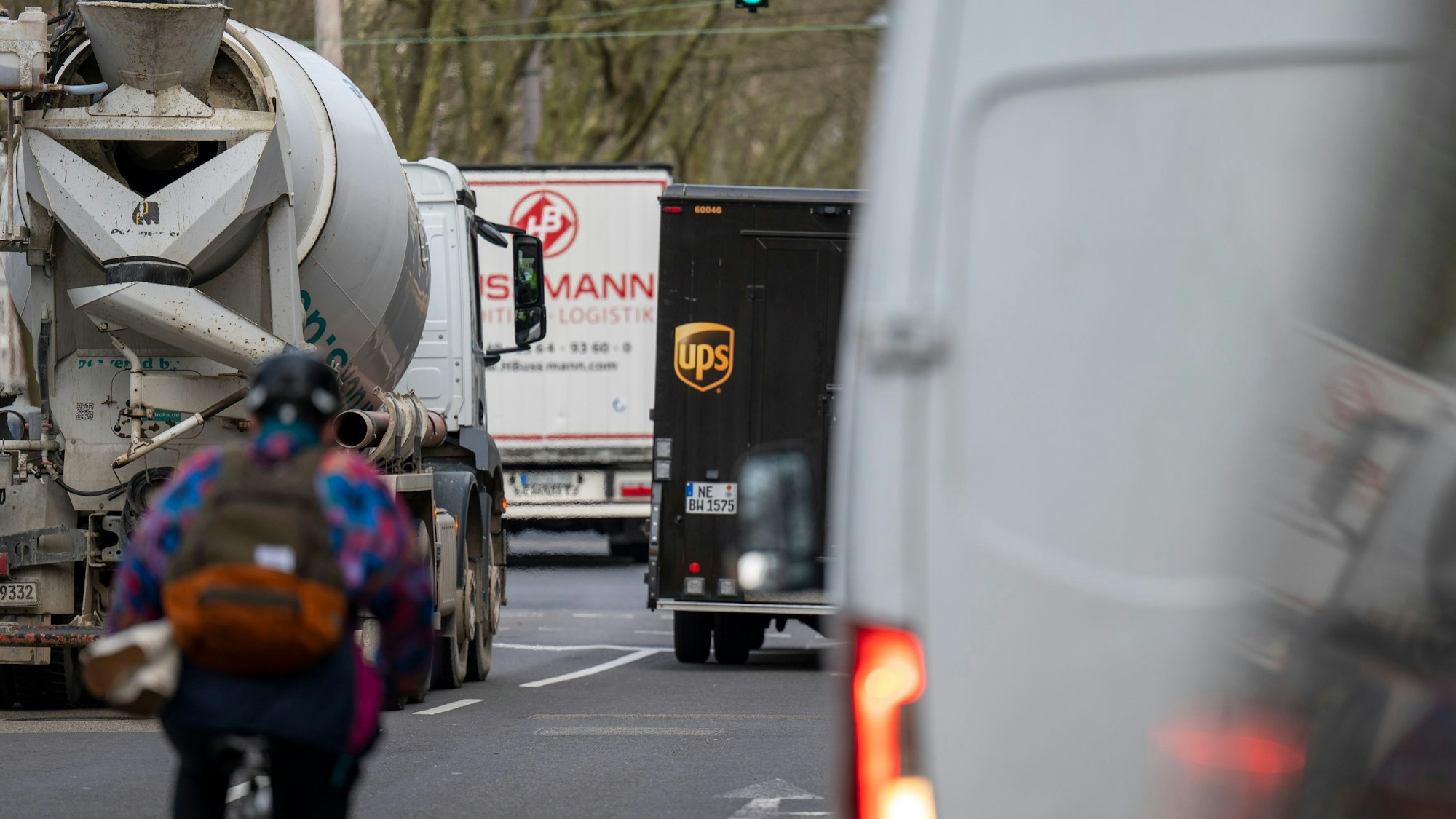 Mehrere Fahrzeuge und ein Radfahrer fahren über die Luxemburger Straße.