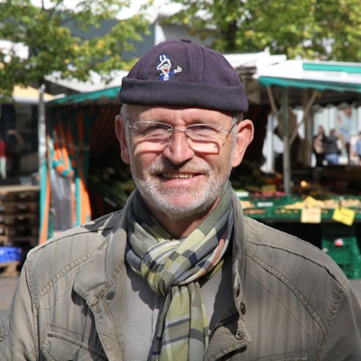 Ein Mann mit Mütze auf einem Marktplatz