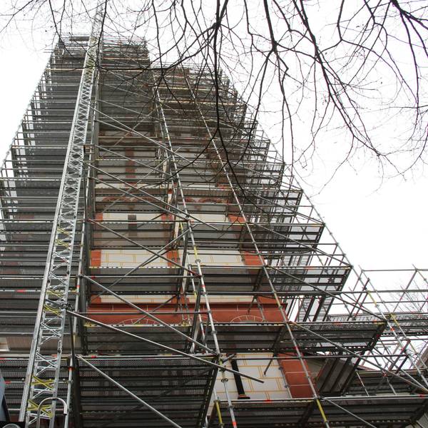 Der Turm der Pfarrkirche St. Servatius ist wegen Arbeiten am Glockenstuhl eingerüstet