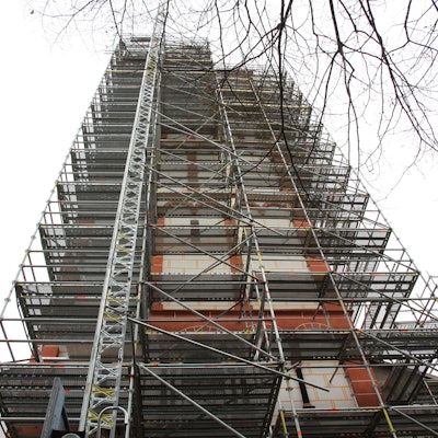 Der Turm der Pfarrkirche St. Servatius ist wegen Arbeiten am Glockenstuhl eingerüstet