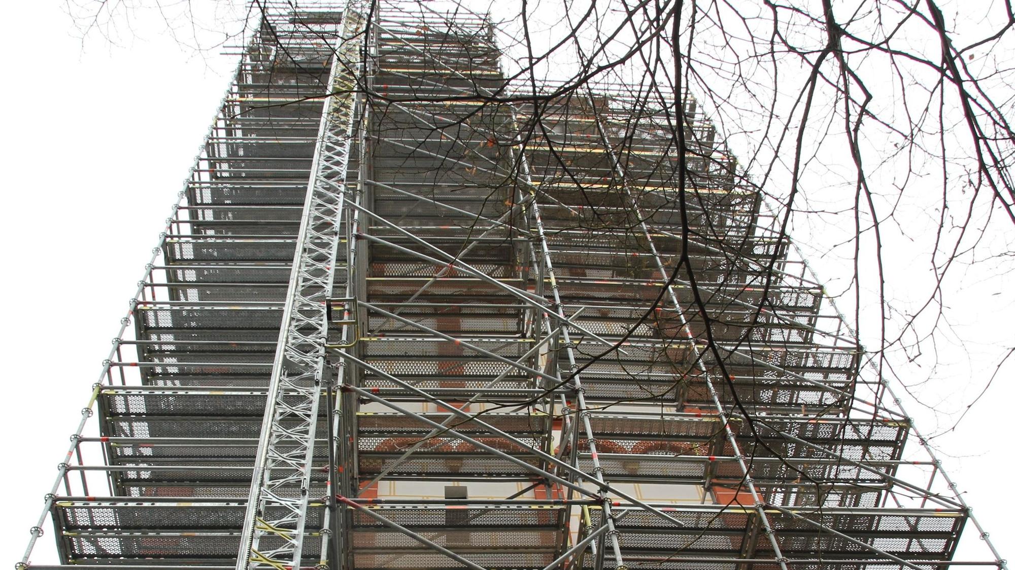 Der Turm der Pfarrkirche St. Servatius ist wegen Arbeiten am Glockenstuhl eingerüstet