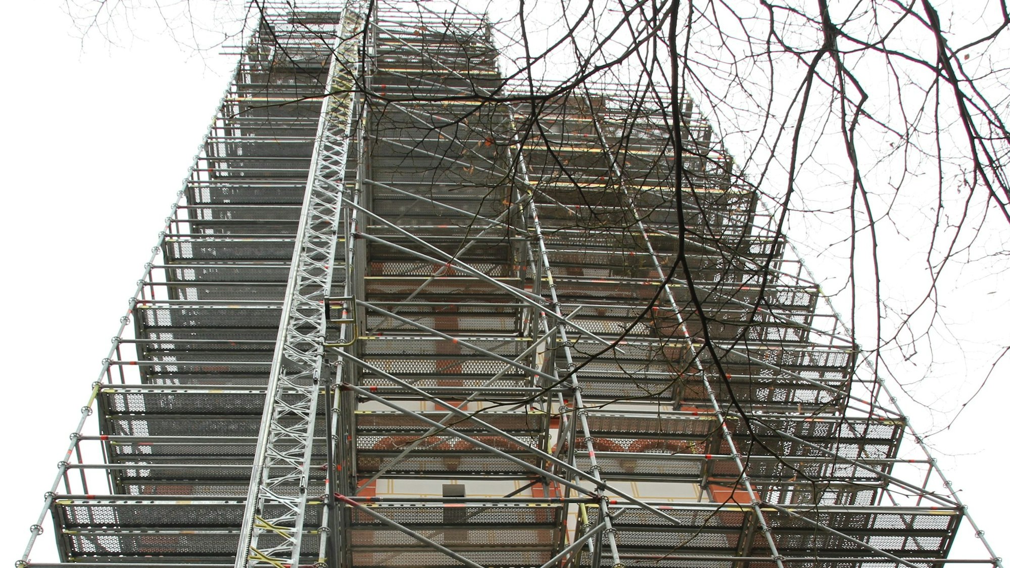 Der Turm der Pfarrkirche St. Servatius ist wegen Arbeiten am Glockenstuhl eingerüstet