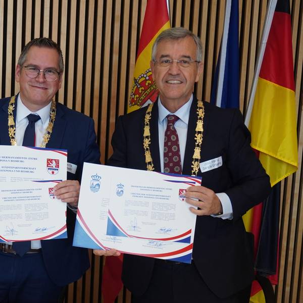 Bedburgs Bürgermeister Sascha Solbach und José Maria Garcia Urbano, Bürgermeister der neuen Partnerstadt Estepona, präsentieren stolz den gerade unterzeichneten Partnerschaftsvertrag.