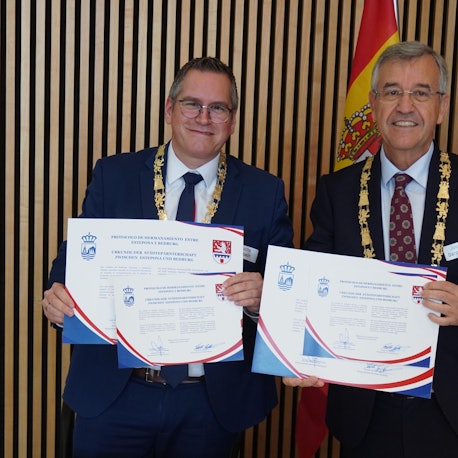 Bedburgs Bürgermeister Sascha Solbach und José Maria Garcia Urbano, Bürgermeister der neuen Partnerstadt Estepona, präsentieren stolz den gerade unterzeichneten Partnerschaftsvertrag.
