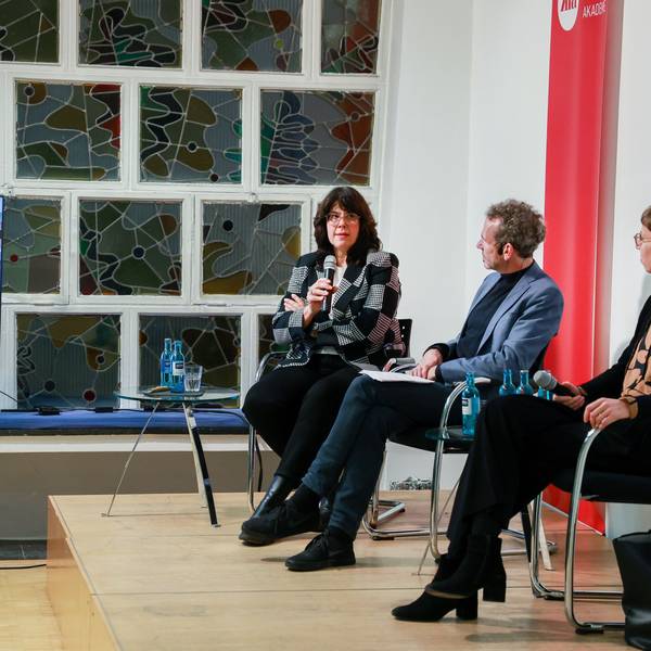 Podiumsdiskussion „frank & frei“ zum Thema „Amerika hat gewählt“ in der Karl-Rahner-Akademie. Im Bild v.l.n.r. Prof. Dr. Anke Ortlepp, Joachim Frank, Viktoria Harbecke. Per Video zugeschaltet: der USA-Korrespondent des „Kölner Stadt-Anzeiger“, Karl Doemens