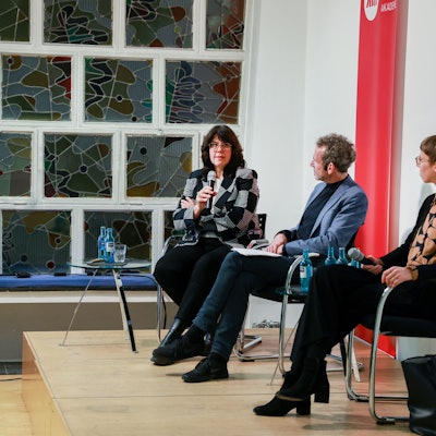 Podiumsdiskussion „frank & frei“ zum Thema „Amerika hat gewählt“ in der Karl-Rahner-Akademie. Im Bild v.l.n.r. Prof. Dr. Anke Ortlepp, Joachim Frank, Viktoria Harbecke. Per Video zugeschaltet: der USA-Korrespondent des „Kölner Stadt-Anzeiger“, Karl Doemens