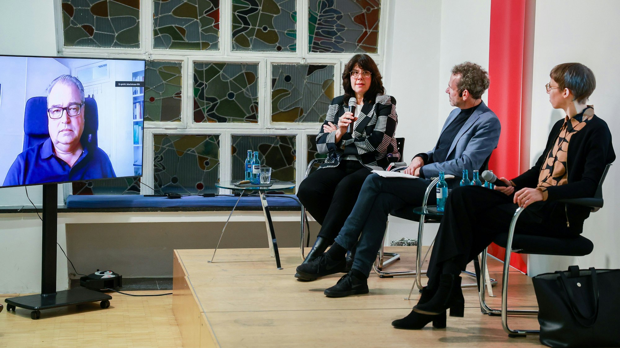 Podiumsdiskussion „frank & frei“ zum Thema „Amerika hat gewählt“ in der Karl-Rahner-Akademie. Im Bild v.l.n.r. Prof. Dr. Anke Ortlepp, Joachim Frank, Viktoria Harbecke. Per Video zugeschaltet: der USA-Korrespondent des „Kölner Stadt-Anzeiger“, Karl Doemens