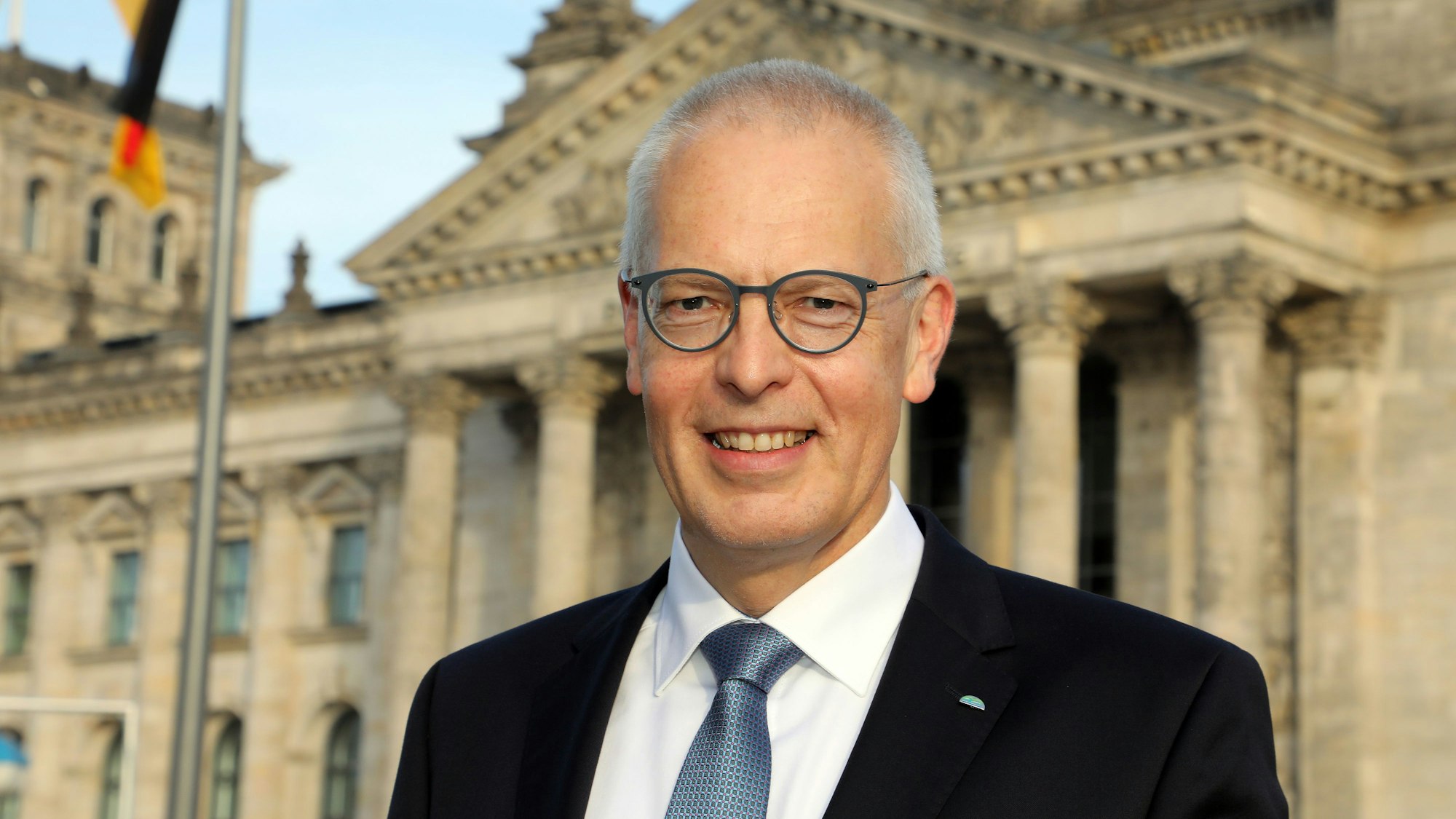 Dr. Hermann-Josef Tebroke (CDU) MdB steht vor dem Reichtstag/Bundestag in Berlin.