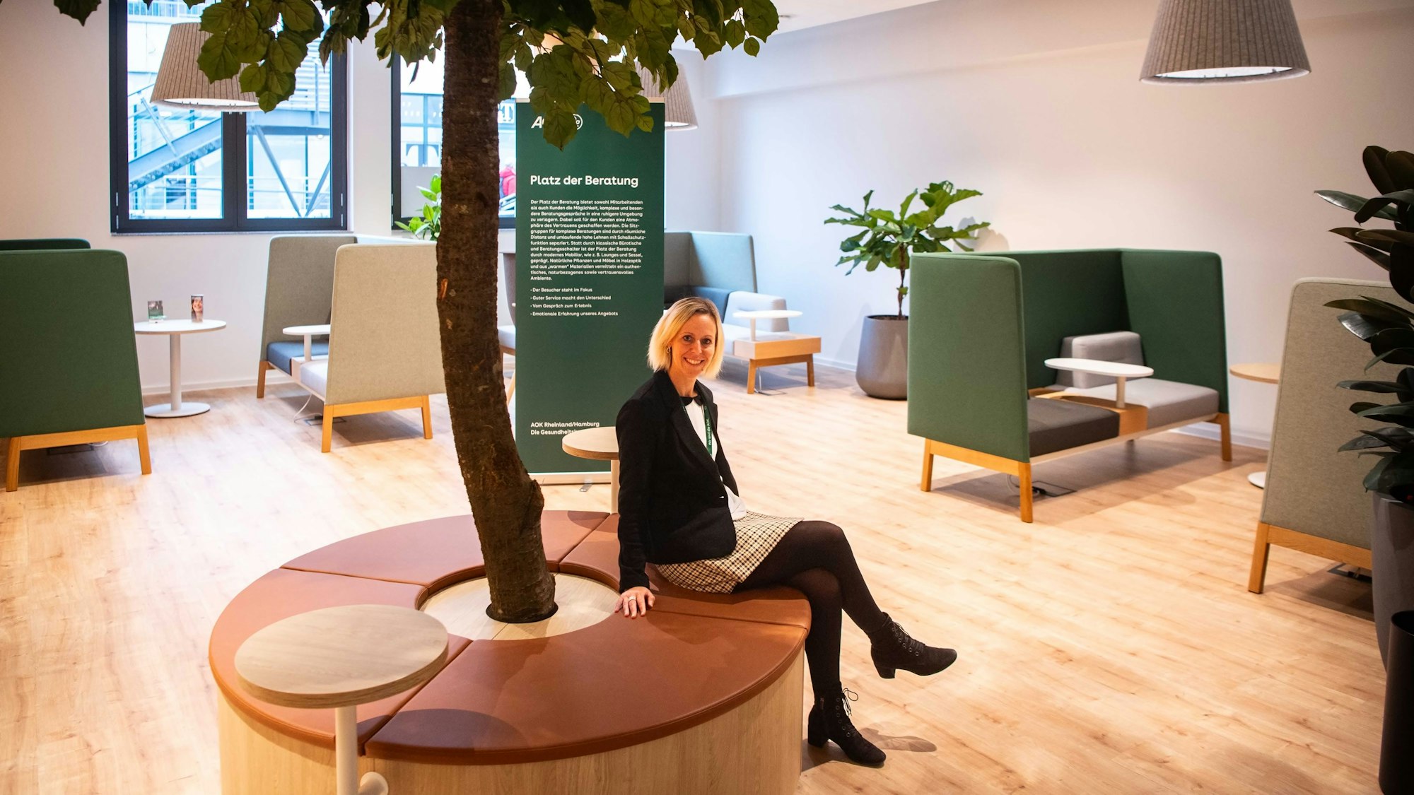 Das Bild zeigt Daniela Heider, Pressesprecherin der AOK, in der neuen Beratungsarena.