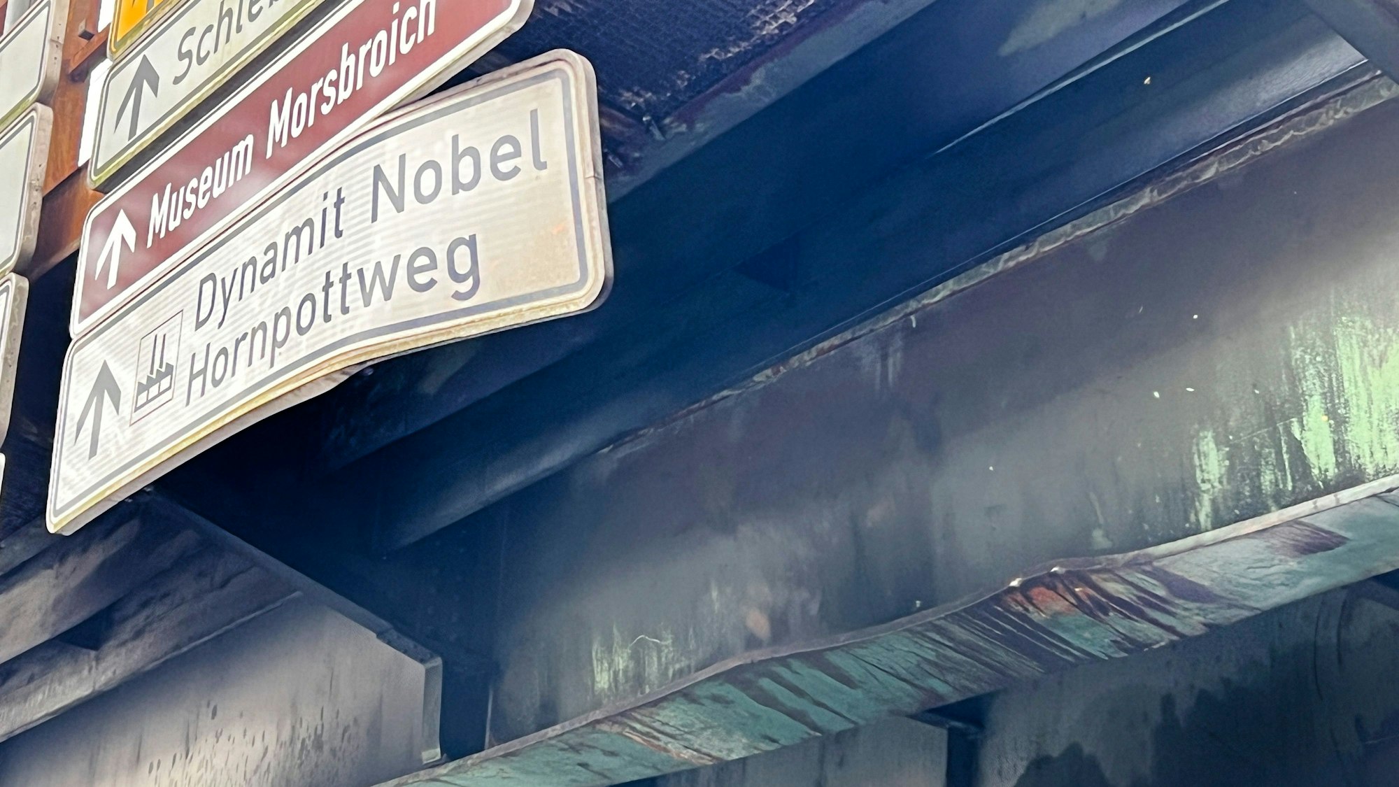 Die verbogene Stahlkonstruktion ist deutlich sichtbar: Beschädigung an der Eisenbahnrücke Willy-Brandt-Ring. Foto: Ralf Krieger