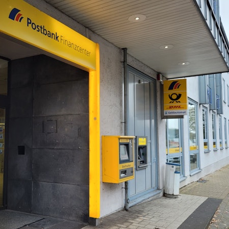 Wenn aus dem „Finanzcenter“ der Postbank in Waldbröl eine neue „Beratungsfiliale“ wird, dann verschwindet das Logo der Deutschen Post vom Gebäude an der Vennstraße 4. Die Post muss raus.