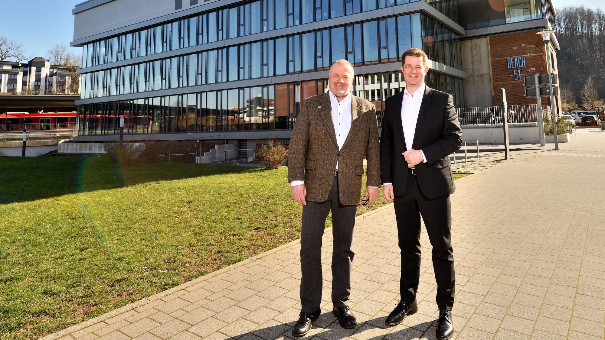 IHK-Geschäftsstellenleiter Michael Sallmann (l.) und IHK-Vizepräsident Sven Gebhard auf dem Gummersbacher Steinmüllergelände.
