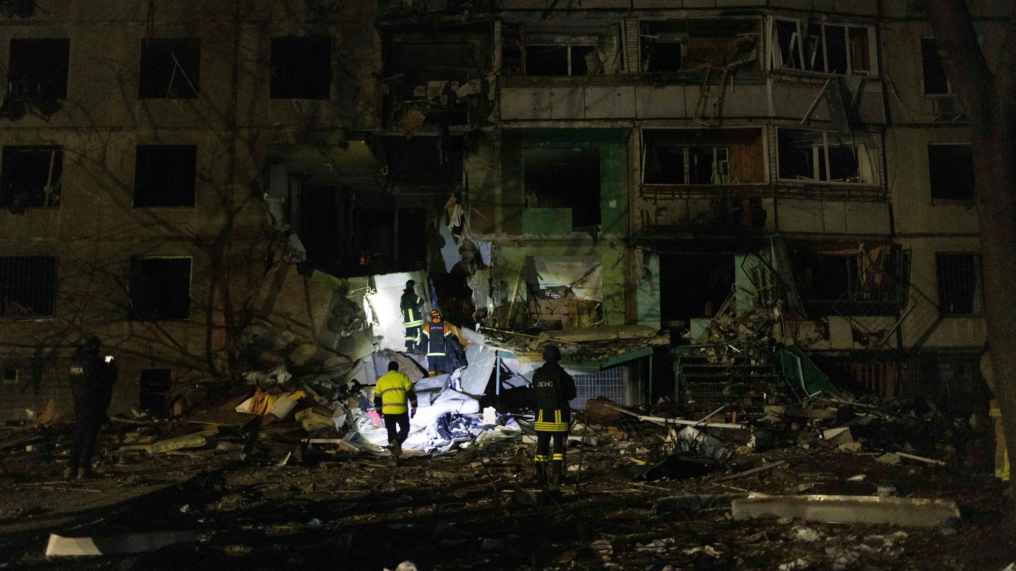 Ukraine, Charkiw: Rettungskräfte durchsuchen die Trümmer eines zerstörten Gebäude. (Archivbild)