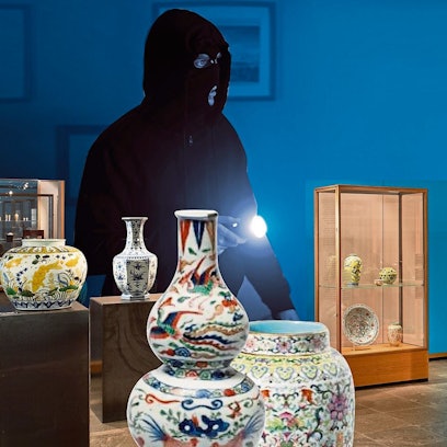 Die Bildcollage zeigt einen vermummten Einbrecher und Ausstellungsstücke im Ostasiatischen Museum