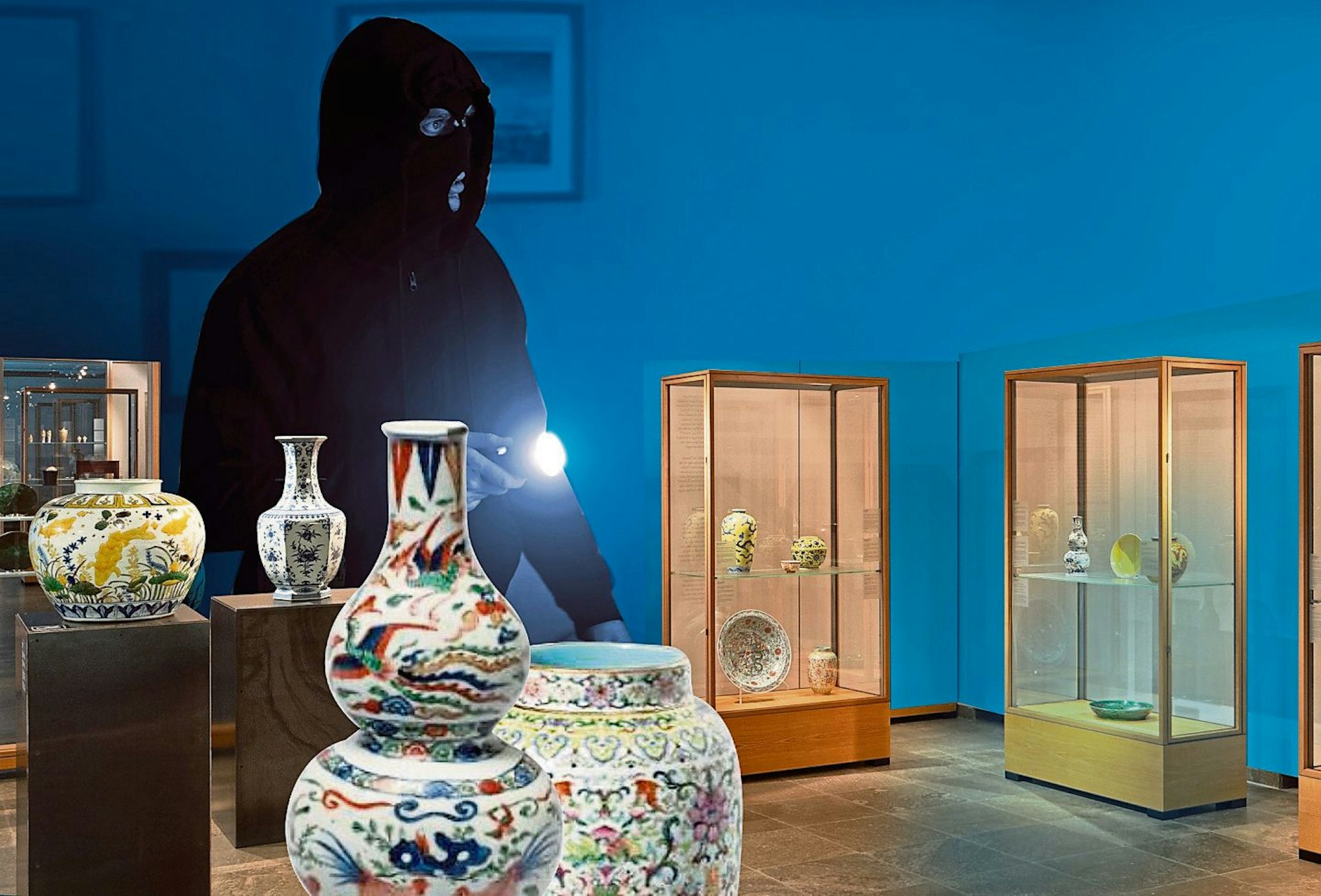 Die Bildcollage zeigt einen vermummten Einbrecher und Ausstellungsstücke im Ostasiatischen Museum